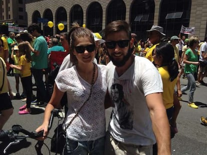 João Brum e Ligia Hansen foram pegos de surpresa pela manifestação na avenida Paulista neste domingo. Contrários ao impeachment, eles queriam apenas cruzar a avenida de bicicleta: "Não existe fundamento jurídico para o afastamento", disse Brum, que vestia camiseta de Che Guevara.