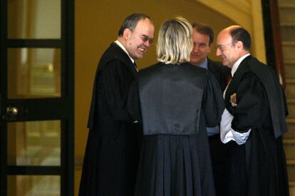 José Manuel Bandrés (a la izquierda), el 23 de marzo de 2010 en el Tribunal Supremo.