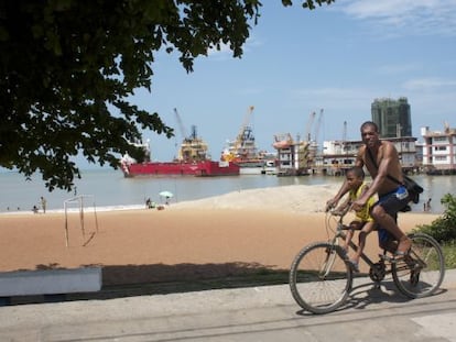 Os navios petroleiros são parte da paissagem de Macaé.