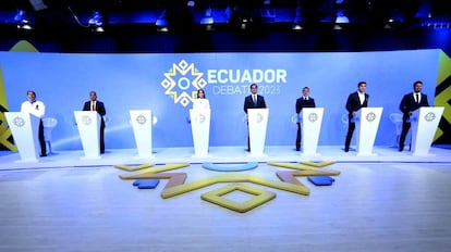 Los candidatos a la presidencia de Ecuador debate con el atril vacío de Fernando Villavicencio.