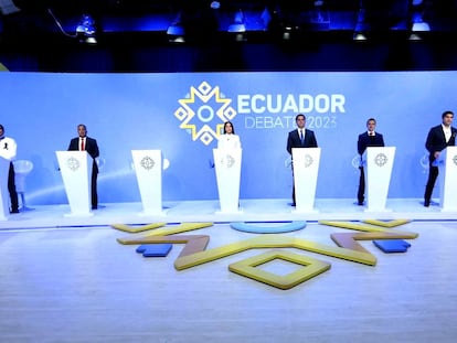 Los candidatos a la presidencia de Ecuador debate con el atril vacío de Fernando Villavicencio.