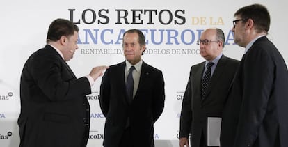 De izquierda a derecha, Santiago Carbó (presidente de Ibefa), Juan Carlos Escotet (presidente de Abanca), José María Roldán (presidente de la AEB) y Ricardo de Querol (director de Cinco Días).