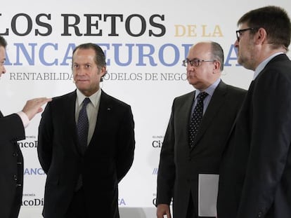 De izquierda a derecha, Santiago Carbó (presidente de Ibefa), Juan Carlos Escotet (presidente de Abanca), José María Roldán (presidente de la AEB) y Ricardo de Querol (director de Cinco Días).