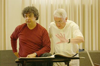 Cristóbal Halffter, durante un ensayo ayer en Salzburgo con el director de su obra, el ruso Semyon Bychkov. 

/ CHARLOTTE OSWALD