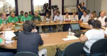 Vista de la reunión que han mantenido hoy la consejera de Educación Cultura y Universidades del Parlamento Balear, Joana María Camps (2d), y el secretario autonómico de Educación, Guillem Estarellas (d), con los representantes de los sindicatos de enseñanza, y de la asamblea de docentes para llegar a un acuerdo sobre el Tratado Integrado de Lenguas (TIL).