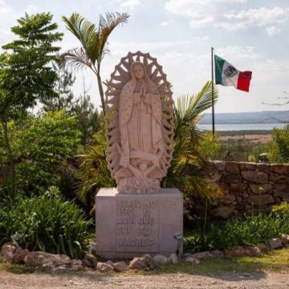 Estatua de la Virgen de Guadalupe a la entrada de Vinos y Licores Azteca.