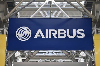 Un cartel de Airbus en una factoría en Francia