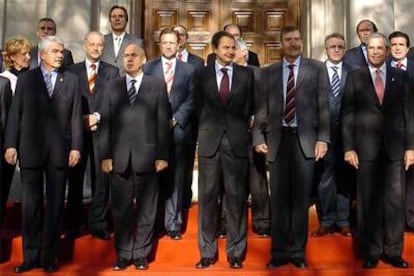 Zapatero posa con los presidentes autonómicos a las puertas del Senado.