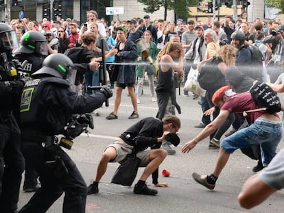 La polic&iacute;a alemana dispara gas pimienta a los manifestantes contra el G20 en Hamburgo (Alemania). 