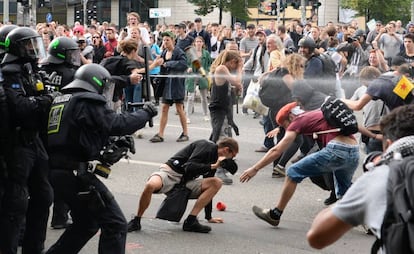 La policía alemana dispara gas pimienta a los manifestantes contra el G20 en Hamburgo (Alemania).
