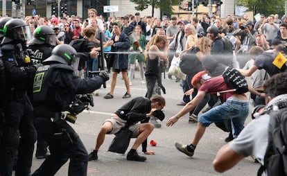 La polic&iacute;a alemana dispara gas pimienta a los manifestantes contra el G20 en Hamburgo (Alemania). 