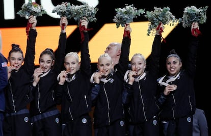 El equipo italiano con su bronce.