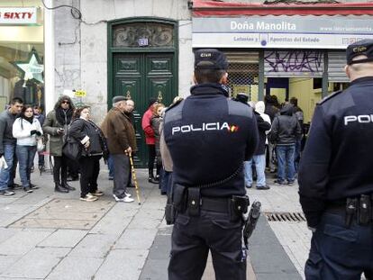 Agentes de la Policía Nacional vigilan la Administración de Loterías Doña Manolita.