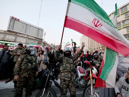 Seguidores de Irán celebran la victoria ante Gales en las calles de Teherán.