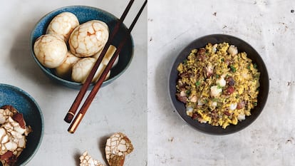 A la izquierda, huevos de té negro, una especialidad de la región de Zhejiang y arroz frito de Yangzhou, a la derecha. Kei Lum Chan y Diora Fong Chan detallan la elaboración de estos platos en su libro 'China. Gastronomía' (Phaidon). 