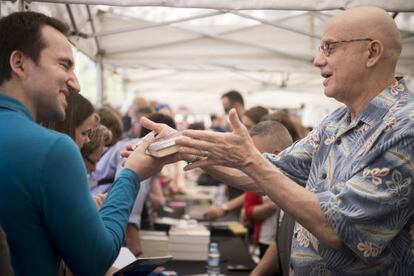 James Ellroy, entregando un libro firmado a un lector.