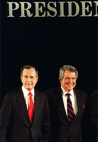 George Bush padre y Pat Robertson (derecha), tras un debate en 1988.
