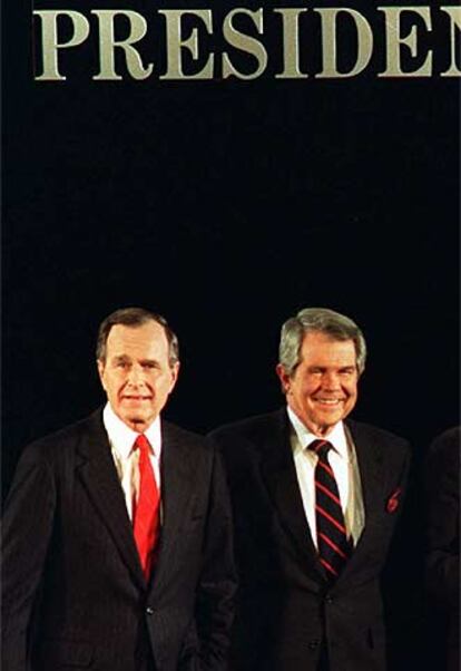 George Bush padre y Pat Robertson (derecha), tras un debate en 1988.