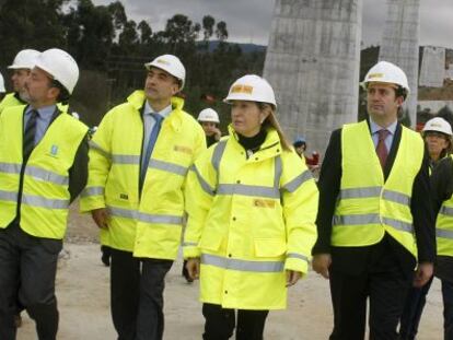 La ministra de Fomento, Ana Pastor, durante su visita a las obras del viaducto para el AVE sobre el r&iacute;o Ulla