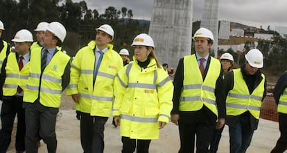La ministra de Fomento, Ana Pastor, durante su visita a las obras del viaducto para el AVE sobre el r&iacute;o Ulla