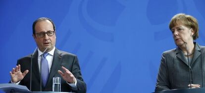 El presidente franc&eacute;s, Francois Hollande, junto con la canciller alemana, Angela Merkel.