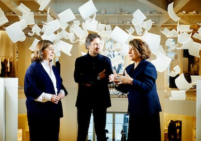 De izquierda a derecha: la arquitecta Nathalie Crinière, el CEO Pietro Beccari y Soizic Pfaff, directora Dior Héritage.