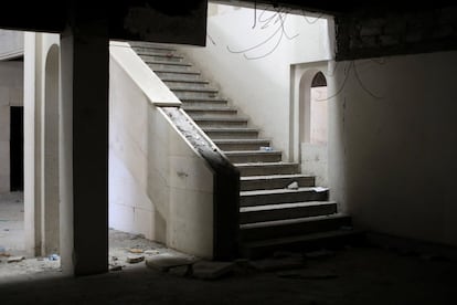 Vista de unas escaleras de un museo abandonado.