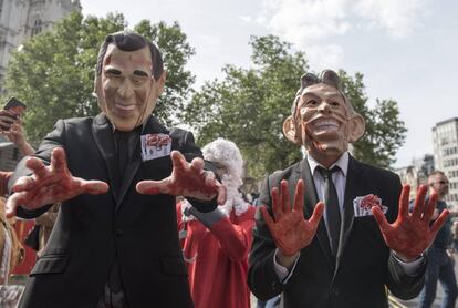 Manifestantes caracterizados como el ex primer ministro brit&aacute;nico Tony Blair, y el expresidente estadounidense George W. Bush.