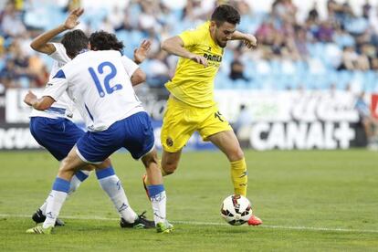 Mois&eacute;s, del Villareal (derecha), durante el Trofeo Ciudad de Zaragoza el pasado domingo.