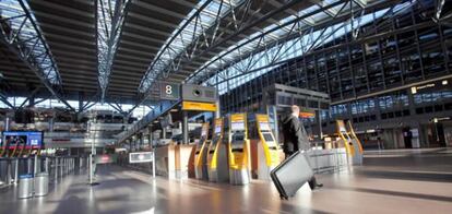 Un pasajero camina por un desolado aeropuerto de Hamburgo (Alemania), donde todos los vuelos continúan cancelados a causa de la nube volcánica.