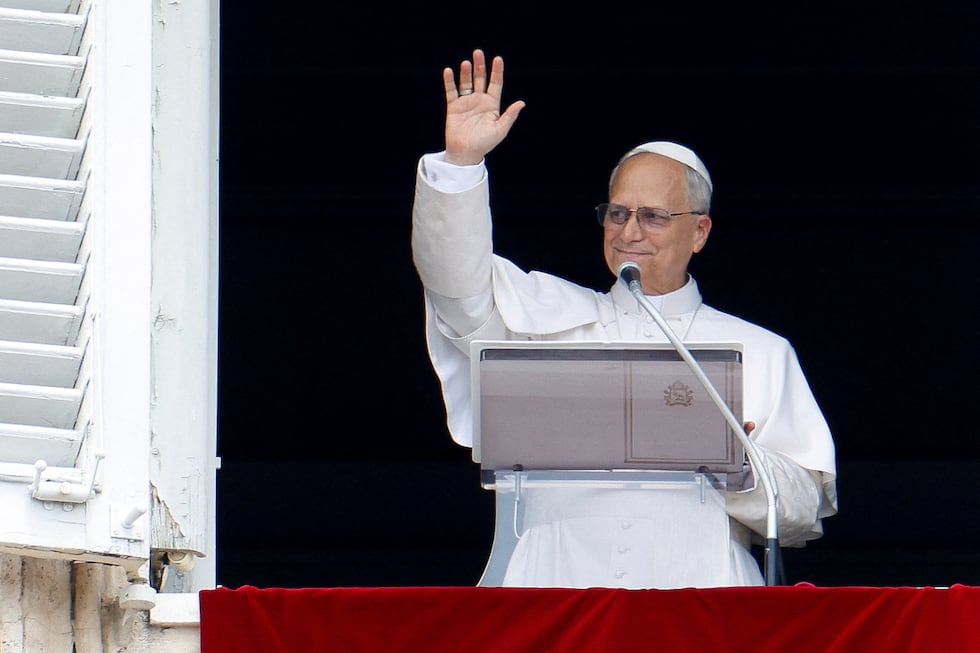 El papa León XIV, este domingo tras el rezo del Ángelus, en Ciudad del Vaticano.
