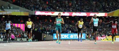 Van Niekerk gana los 400m.