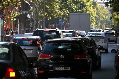 Tráfico en la calle de Alcalá, el 5 de septiembre de 2017.