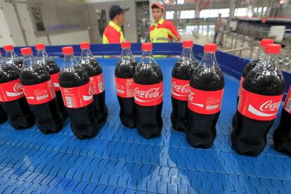 La botella de plástico (sin estrías distintivas) de Coca-Cola.