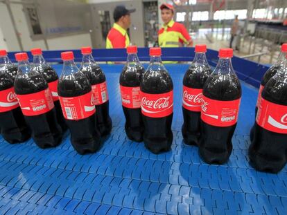 La botella de plástico (sin estrías distintivas) de Coca-Cola.