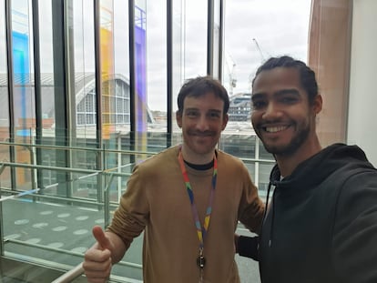 El bioinformático español Oriol Pich y su colega británico Chris Bailey, en el Instituto Francis Crick, en Londres (Reino Unido).