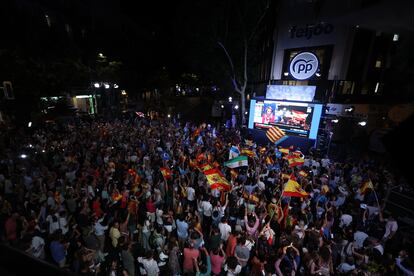 Seguidores del Partido Popular esperan en la madrileña calle de Génova a la comparecencia de Feijóo. 