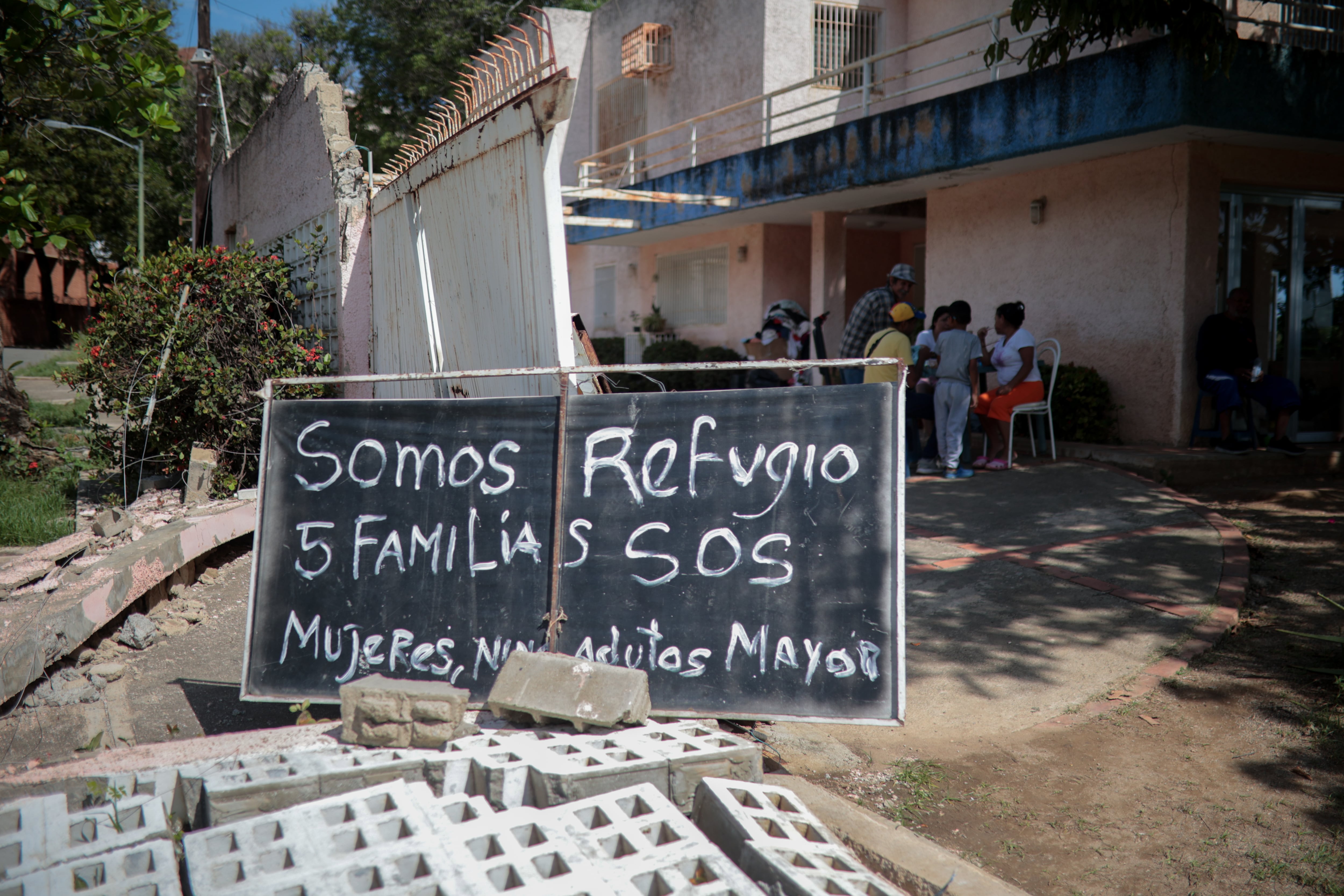 Una pizarra con un mensaje de auxilio permanece en la entrada de la Quinta Los Chaguaramos, en La Guaira.