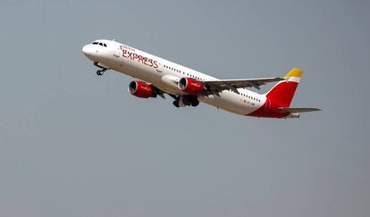 Un avión de Iberia Express saliendo del aereopuerto Adolfo Suarez Madrid- Barajas. 