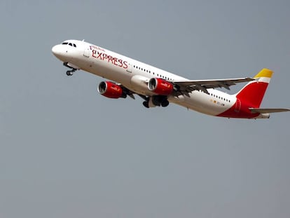 Un avión de Iberia Express saliendo del aereopuerto Adolfo Suarez Madrid- Barajas. 