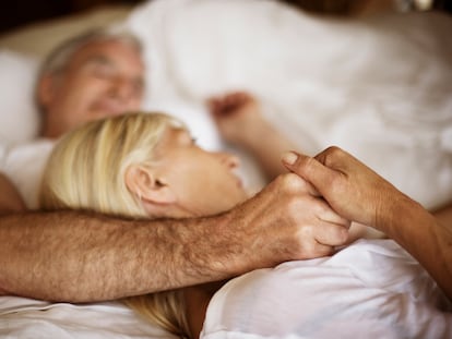 Una pareja madura en la cama.