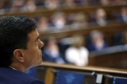 El secretario general del PSOE, Pedro Sánchez, escucha una de las intervenciones de la segunda jornada del debate de su investidura, celebrada hoy en el Comgreso de los Diputados.
