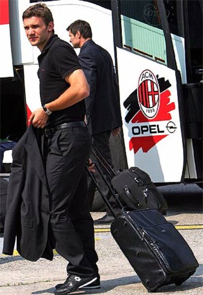 El jugador del Milan Shevchenko, a su llegada ayer al aeropuerto milanés.