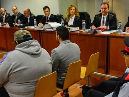 Ismael Rodríguez (segon per l'esquerra), en el judici aquest dilluns.