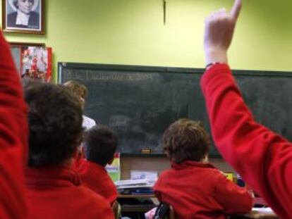 Un crucifijo preside una clase en un colegio de Burgos.