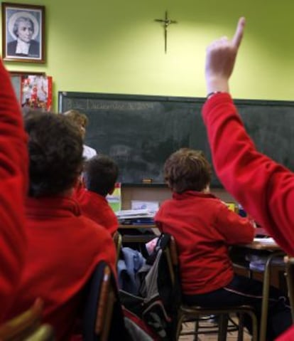 Un crucifijo preside una clase en un colegio de Burgos.