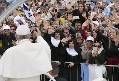 El Papa saluda a fieles después de la misa, el 13 de mayo