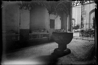 Pila de bautismo de Cervantes antes de su destrucción en 1936.