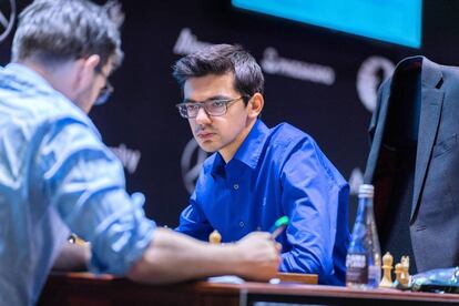 Giri mira a Vachier-Lagrave durante la partida de hoy