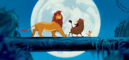 Un adulto Simba junto a sus amigos Tim&oacute;n y Pumba en El rey le&oacute;n.